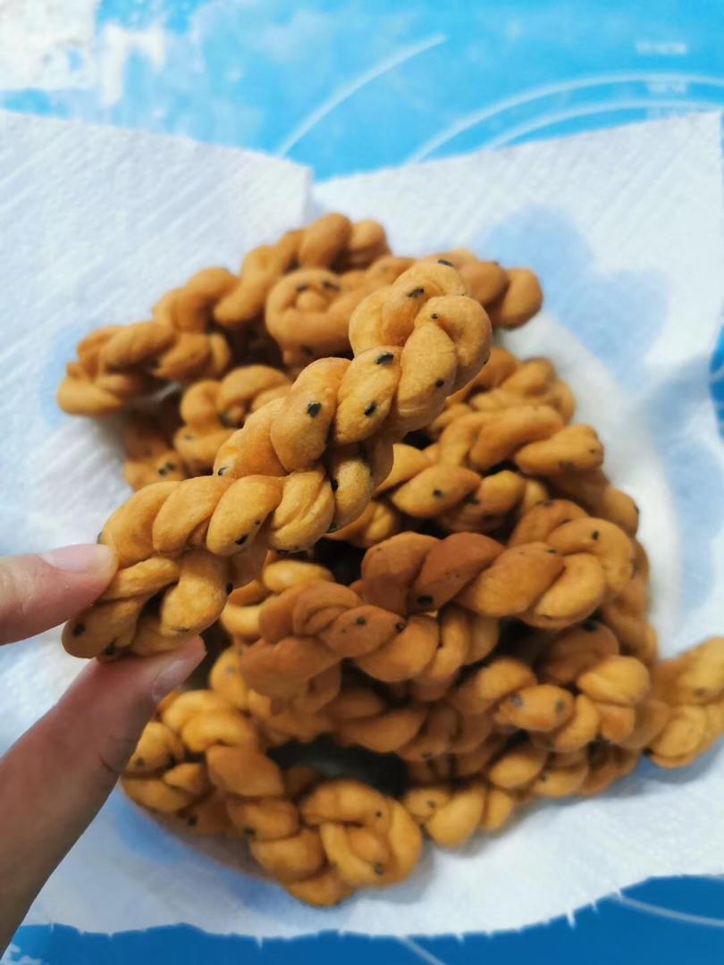又香又酥鸡蛋小麻花，适合不爱甜食的你
