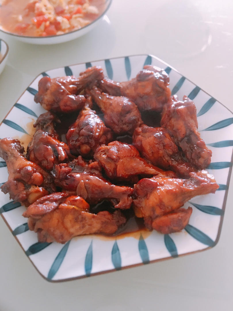 红烧鸡翅根 肉嫩鲜香 连汤汁都会被拌上米饭吃光光
