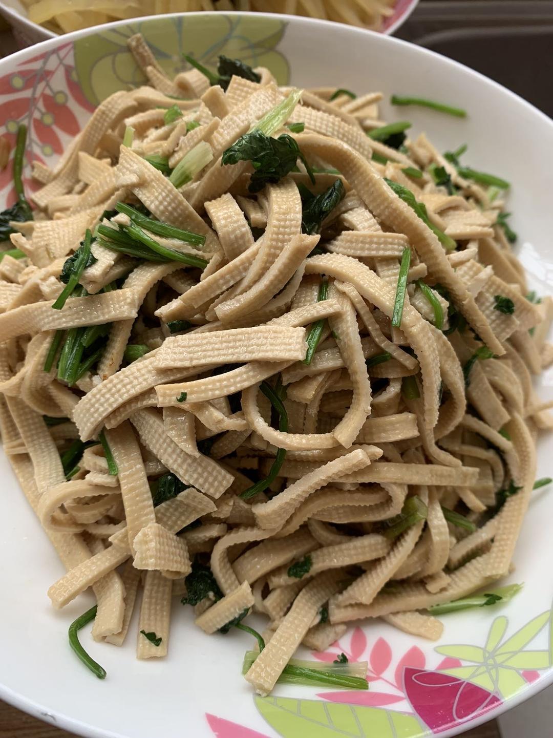 爱香菜的朋友看过来～简单美味的香菜炒豆腐皮