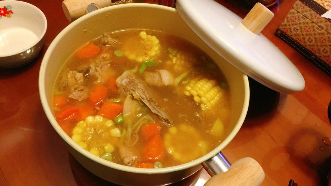 胡萝卜玉米排骨汤