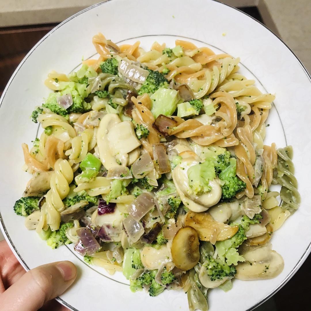 一人食|西蓝花口蘑奶油螺旋意面