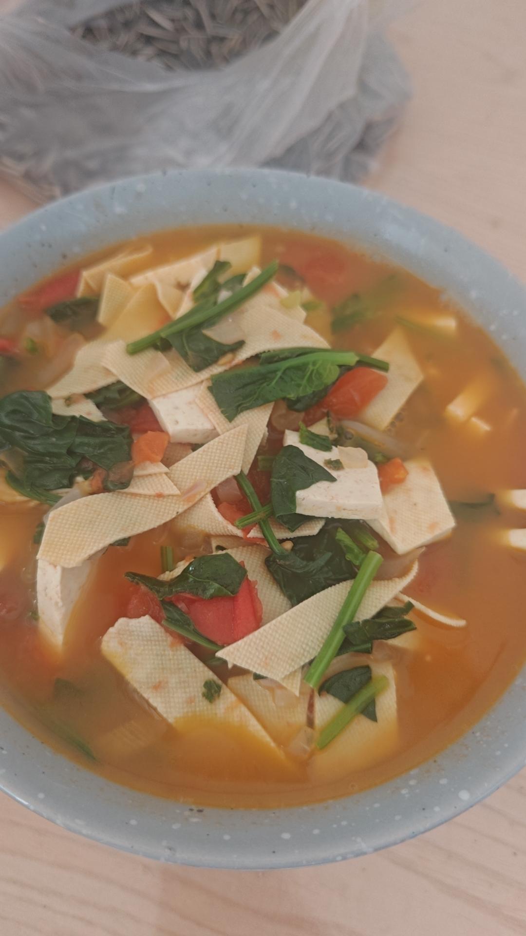 西红柿鸡蛋菠菜豆腐汤