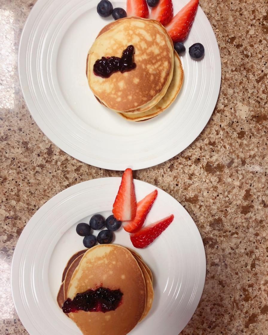 【酸奶松饼yogurt pancake】，搭上黑莓果酱和枫糖的美味。