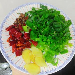 茄子炖鸡贴饼子(地锅鸡)的做法 步骤3