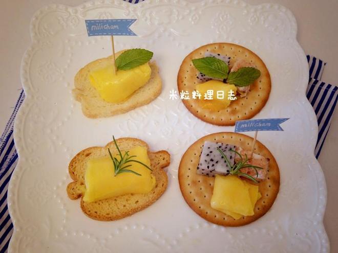 芒果火龙果三文鱼配牛乳大饼干/法式面包干的做法