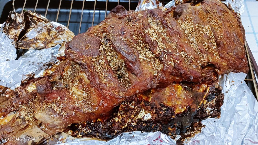 把整个大羊腿丢入烤箱，出锅真是太香了，20年的经验和配方，外焦里嫩