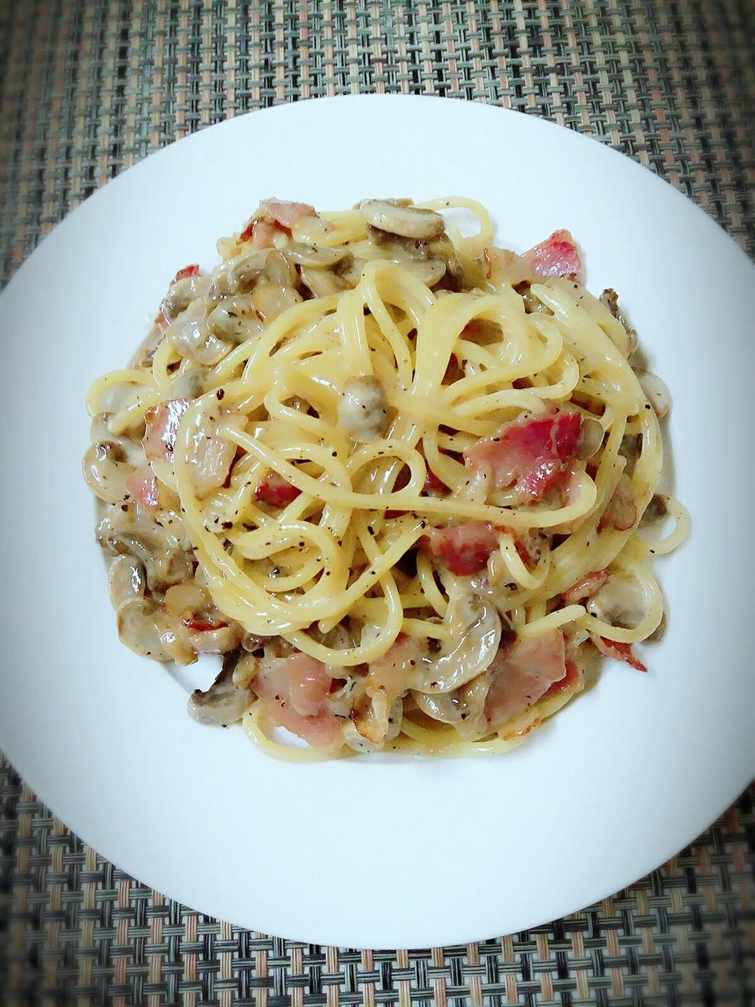 白蘑菇奶油培根意面