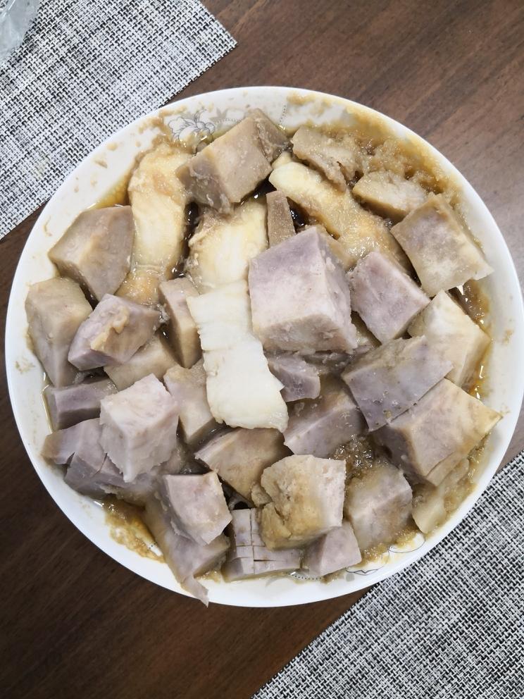 【快手美食】芋头蒸鱼的做法