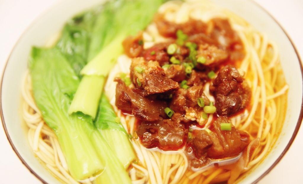 咪咔做的超简单快手菜之港式秘制酱香牛腩面