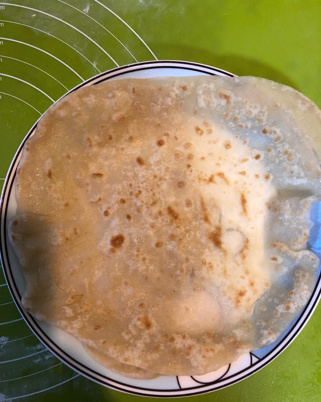 烙春饼(用视频告诉你，这饼有多软)