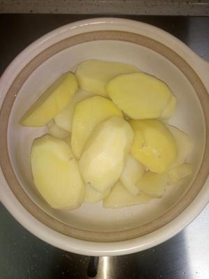 砂锅牛肉焖土豆的做法 步骤3