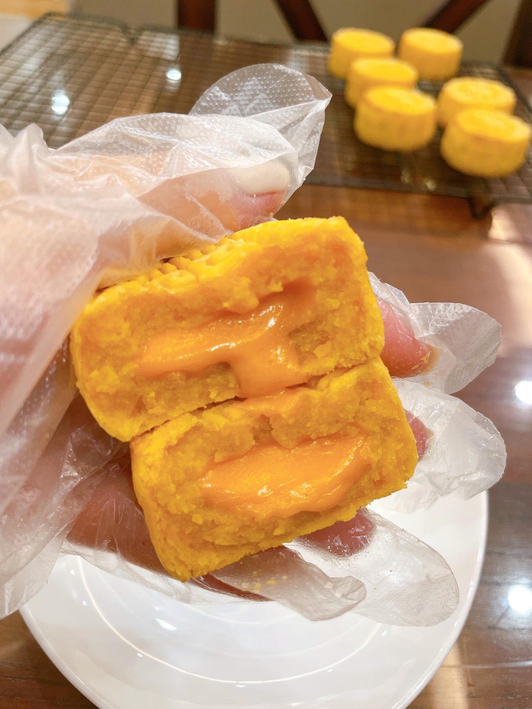 💃奶黄流心月饼——这是可以让你坐稳朋友圈厨霸位置的月饼🥮，没人点赞算我输👎
