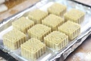 广式豆沙蛋黄月饼的做法 步骤8