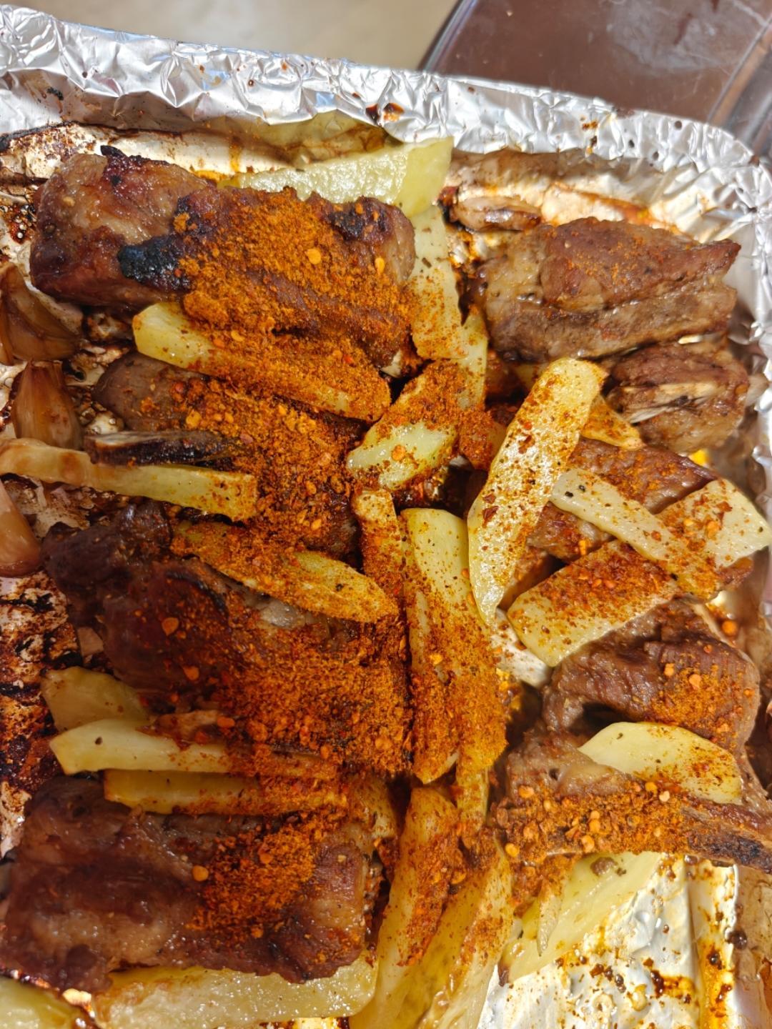 外焦里嫩！好吃到舔手指的蒜香烤排骨