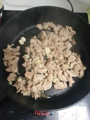 香干木耳土豆肉沫的做法 步骤2