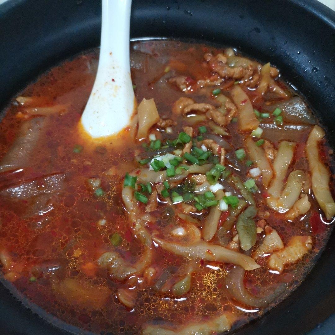 夏天来了，没胃口就来份香辣开胃榨菜肉丝粉