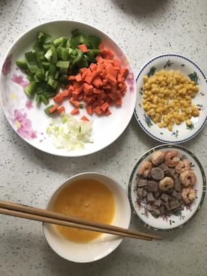 豪华炒饭虾仁肉肠青椒玉米胡萝卜蛋炒饭的做法 步骤1
