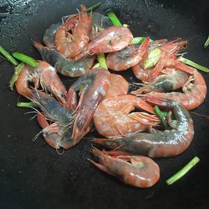 简易无味精版焖烧鲜虾🍤的做法 步骤4