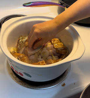 砂锅焗鱼头
（姜葱焗鱼头）的做法 步骤8