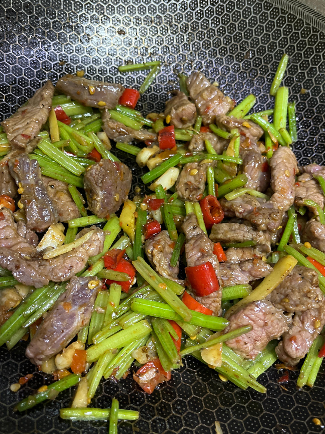 下饭神器又来了，试试这道芹菜炒牛肉！！