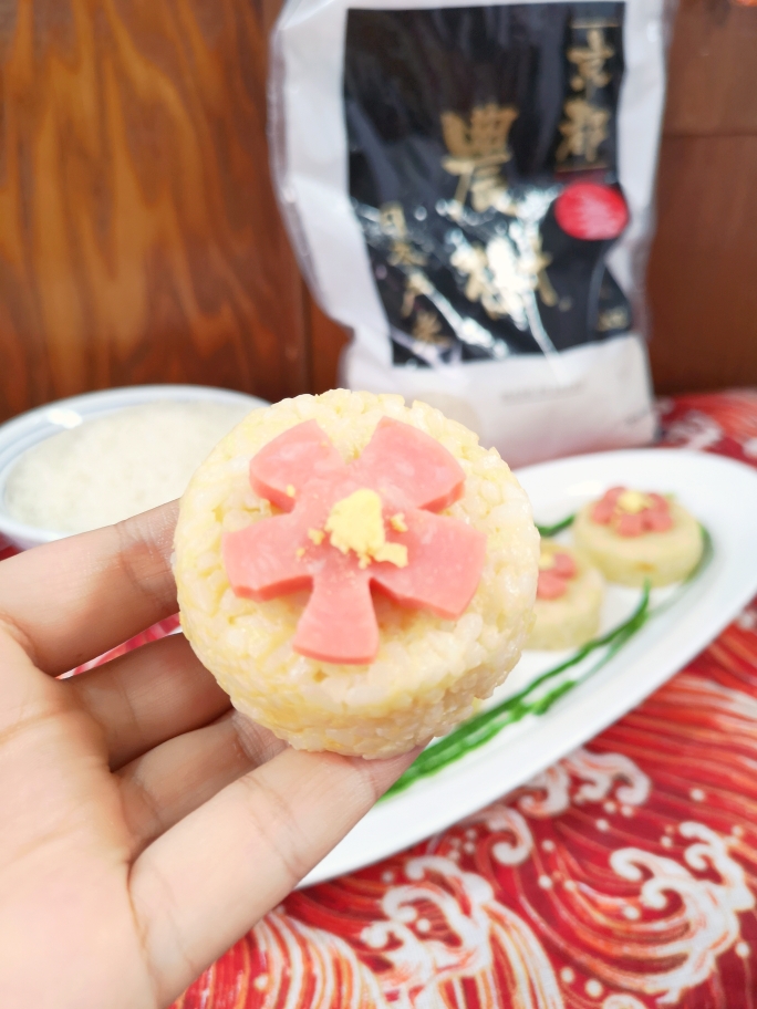 樱花🌸咸蛋黄饭团🍙的做法