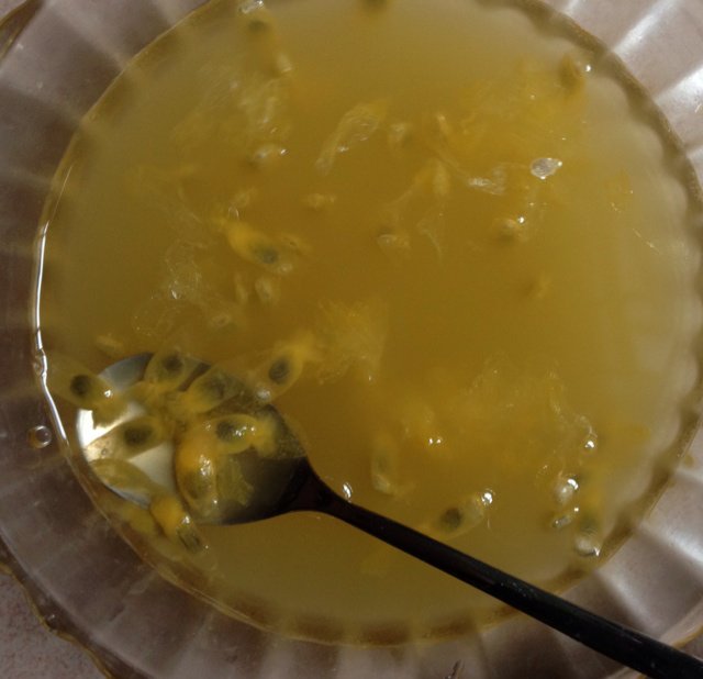 百香果的朴素吃法（百香果汁）