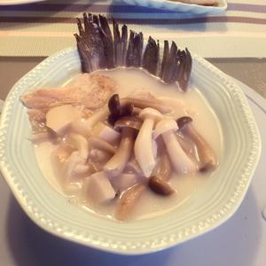 三文鱼骨菌菇汤的做法 步骤3