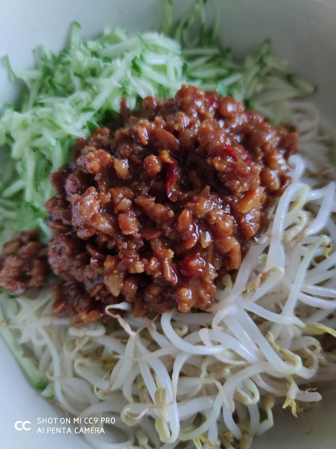 我发誓这将是你吃过最好吃的炸酱面，一口下去回味无穷！！！