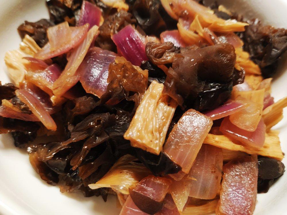 洋葱木耳炒腐竹