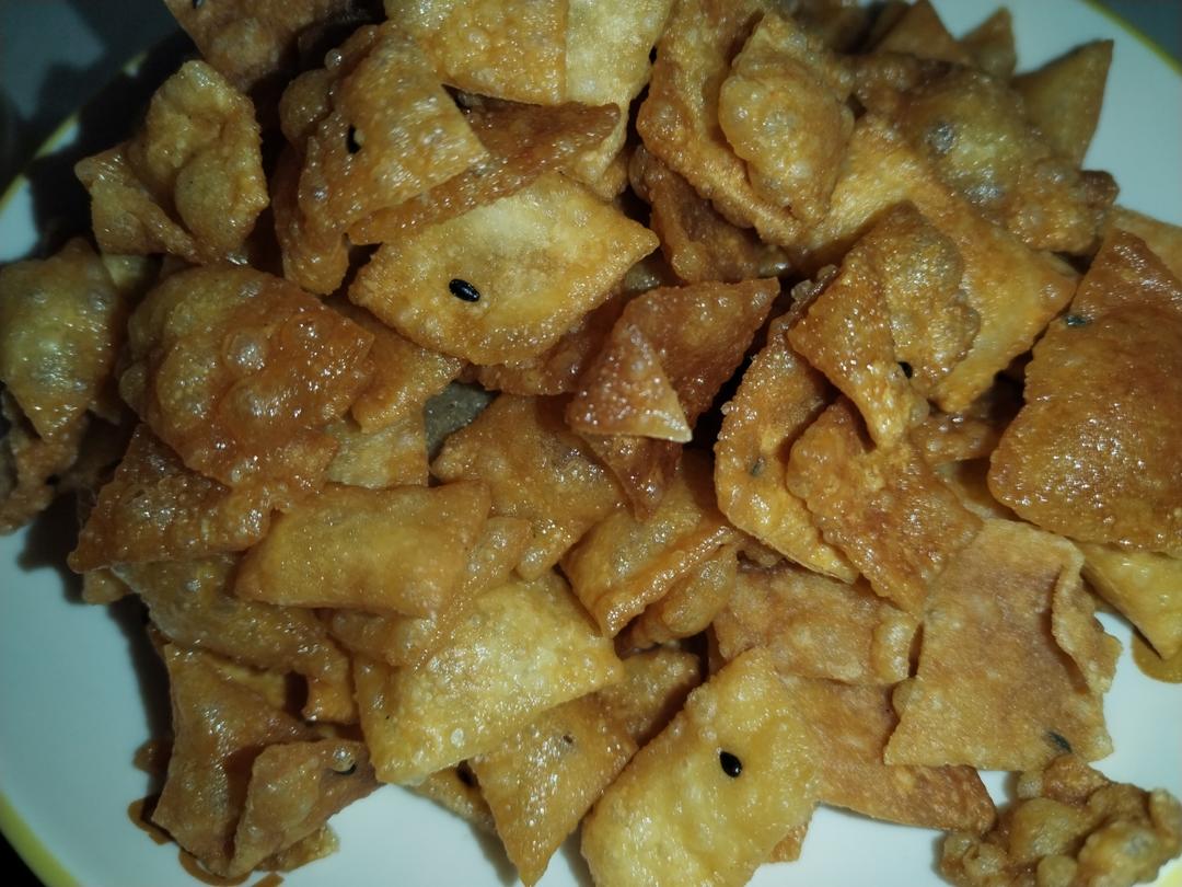 饺子皮新吃法，做成锅巴香酥可口