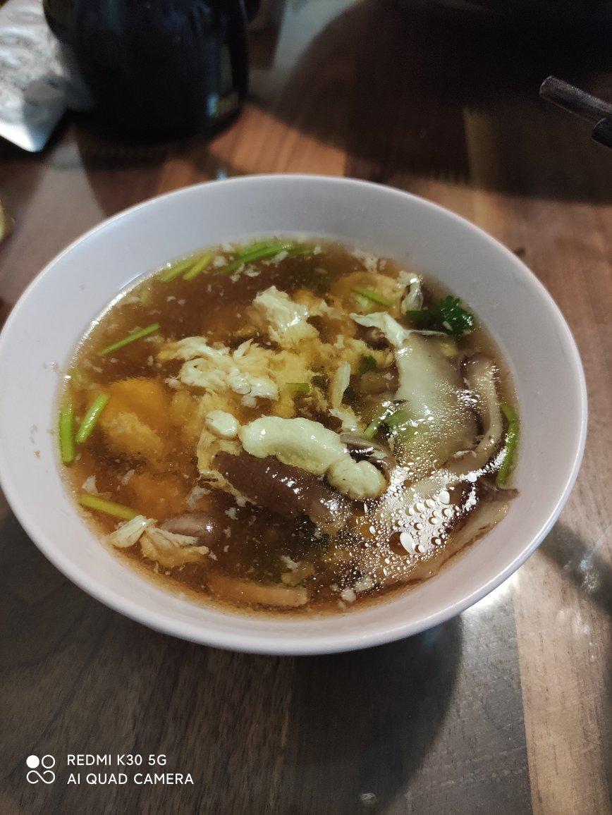 巨鲜美的菌菇汤，早上来一碗热乎乎的，太幸福了