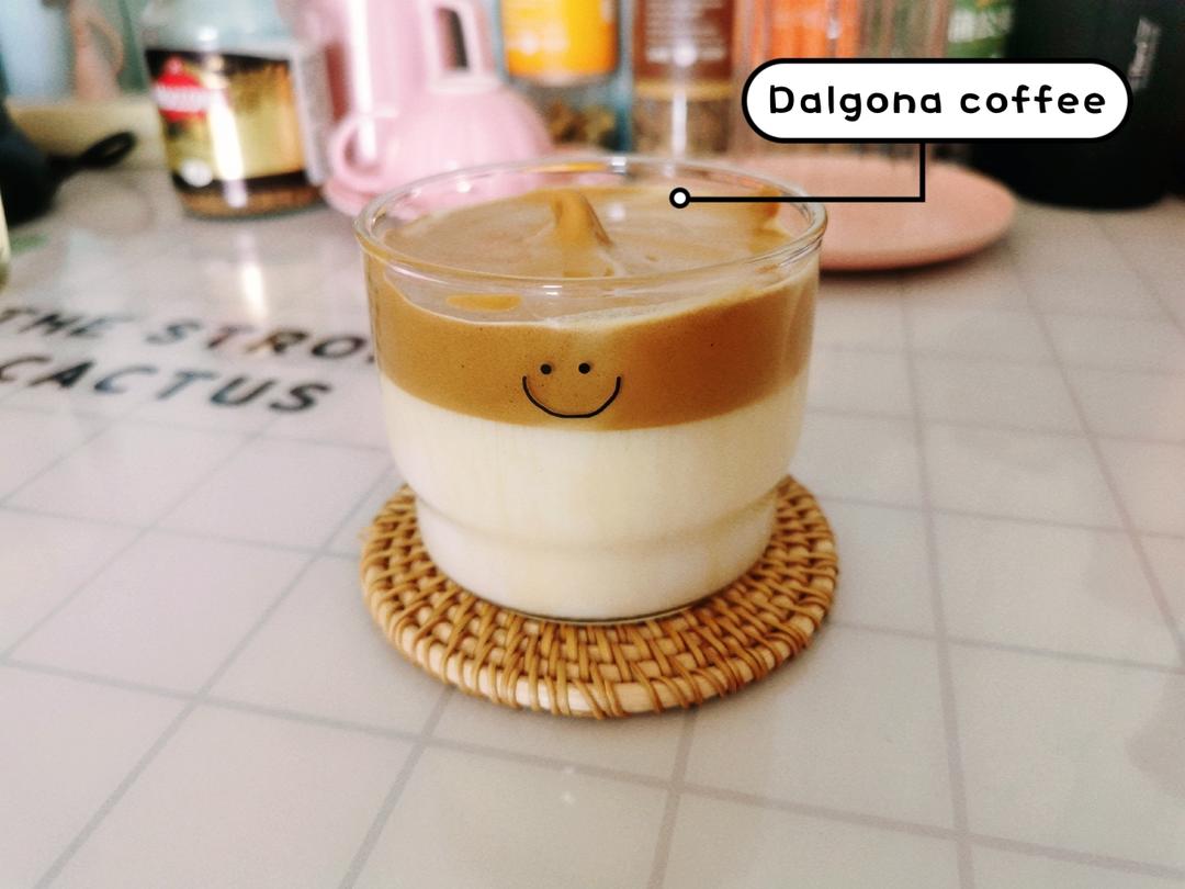 400次咖啡，网红手打咖啡，风靡全网的Dalgona Coffee☕️超详细步骤在家就可以复刻【内附速成法】