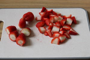 草莓|做成草莓酱再什么季节都可以吃了的做法 步骤2
