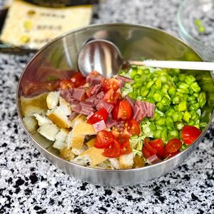 吐司边的重生：好吃的蔬菜吐司奶酪碗的做法 步骤2