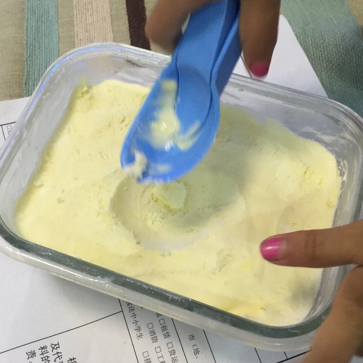 适合小朋友的冰淇淋（介意生鸡蛋的进）消耗淡奶油的好办法