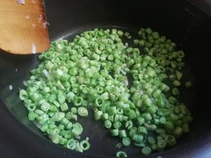 萝卜干豇豆炒饭的做法 步骤2