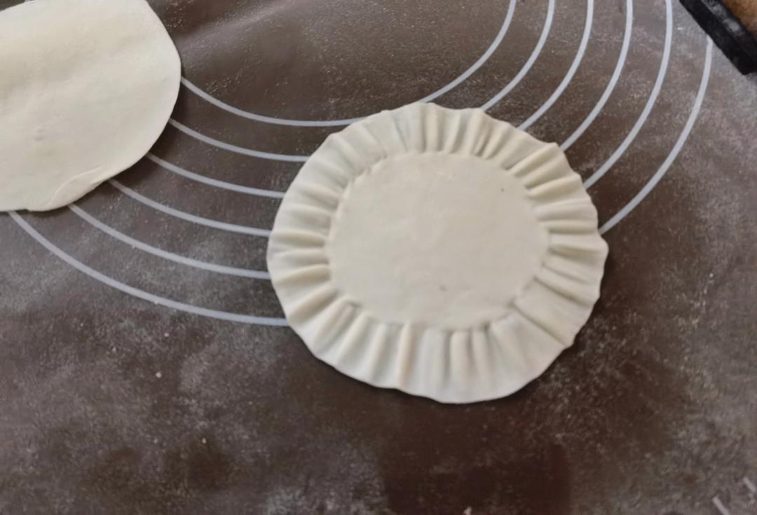 用一根筷子(裱花嘴)擀出烧麦皮的花边(附视频)