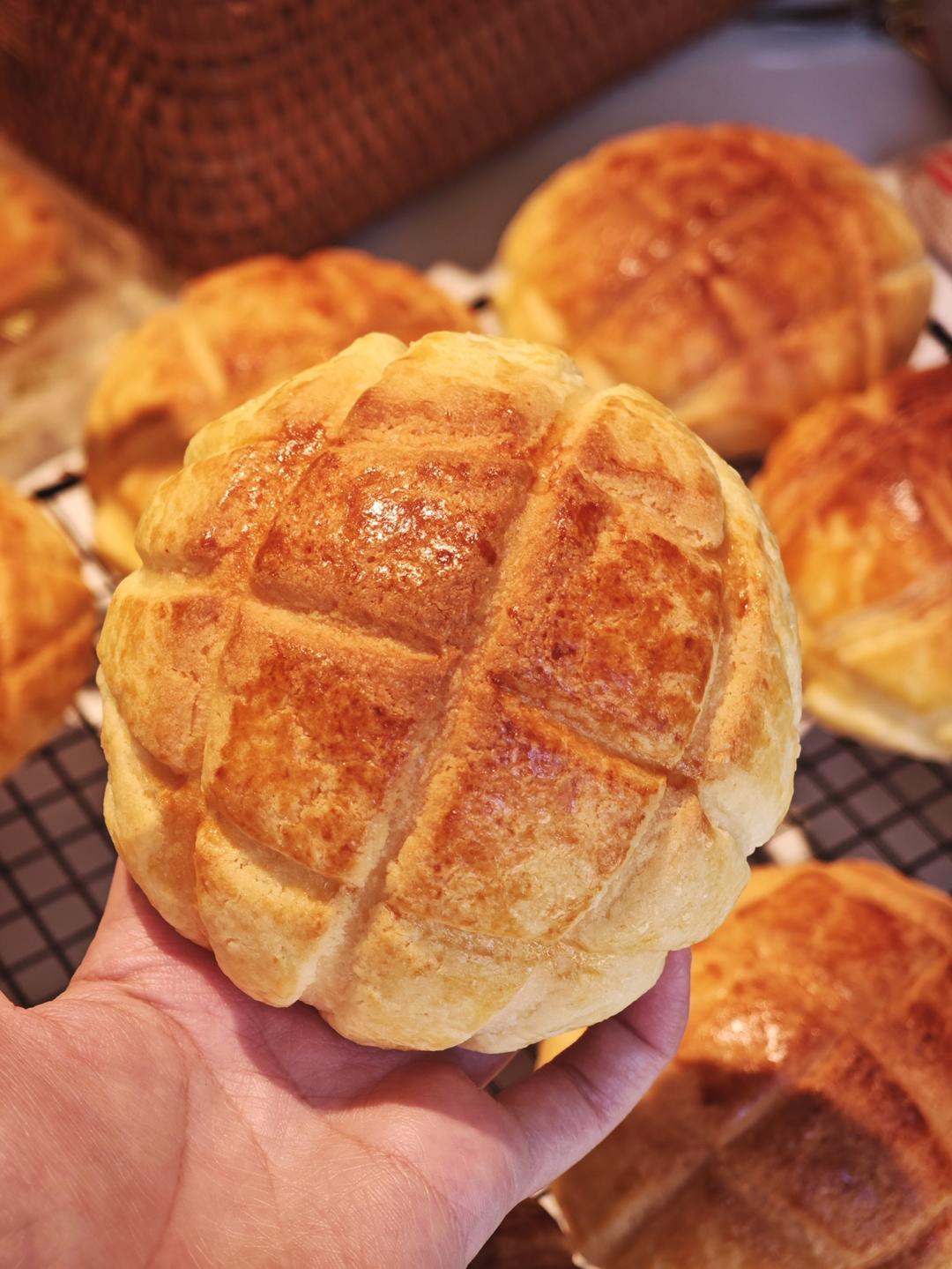 好吃到炸裂的港式菠萝包（附带制作酥皮的小视频）