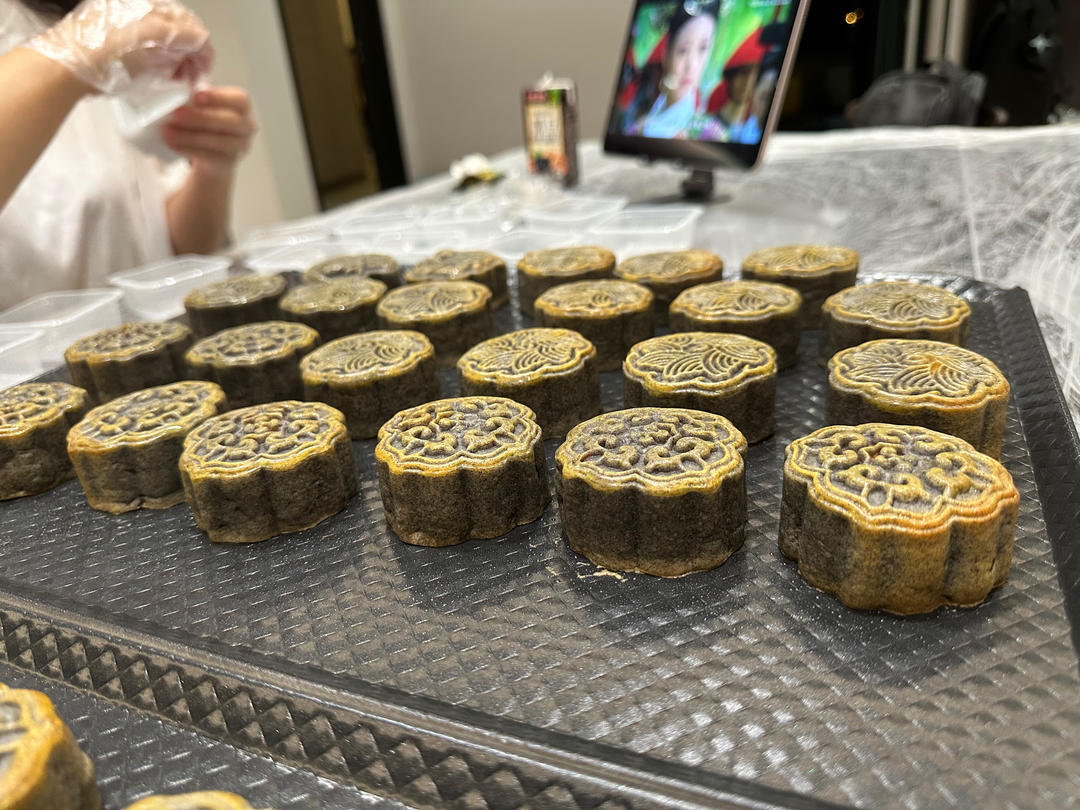 黑金月饼