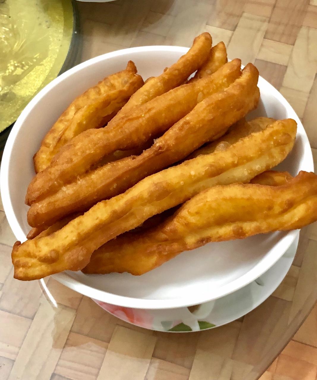 最详细的自制绿色健康油条的做法（没有称的也可以做哦）