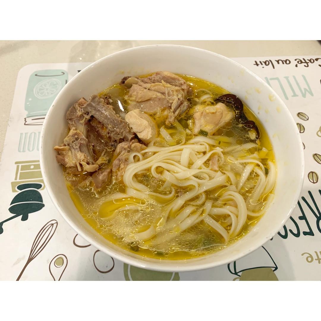 黑木耳炖鸡汤
