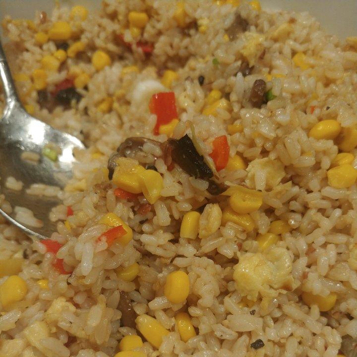 玉米胡萝卜火腿鸡蛋炒饭
