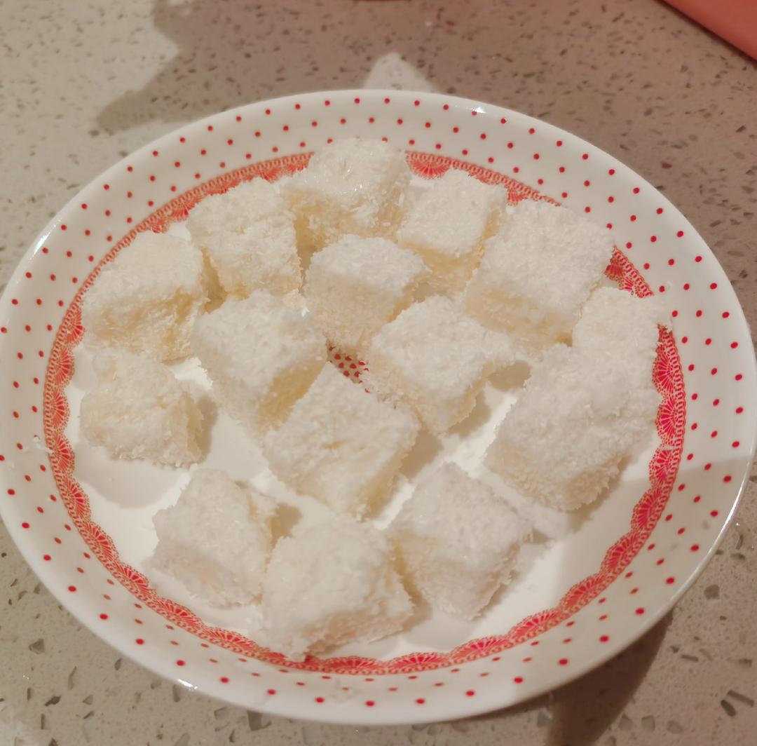 〈健康·美味〉牛奶炼乳椰蓉小方