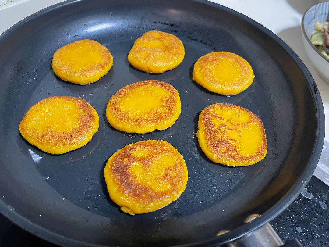 平底锅就能做，香甜软糯的南瓜饼，一次成功