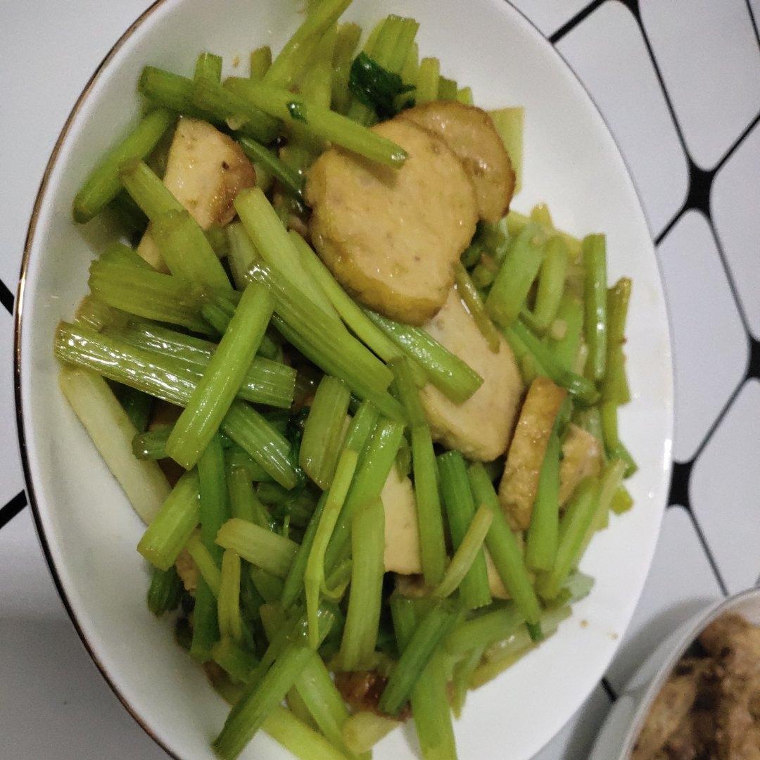 肉卷香干炒芹菜