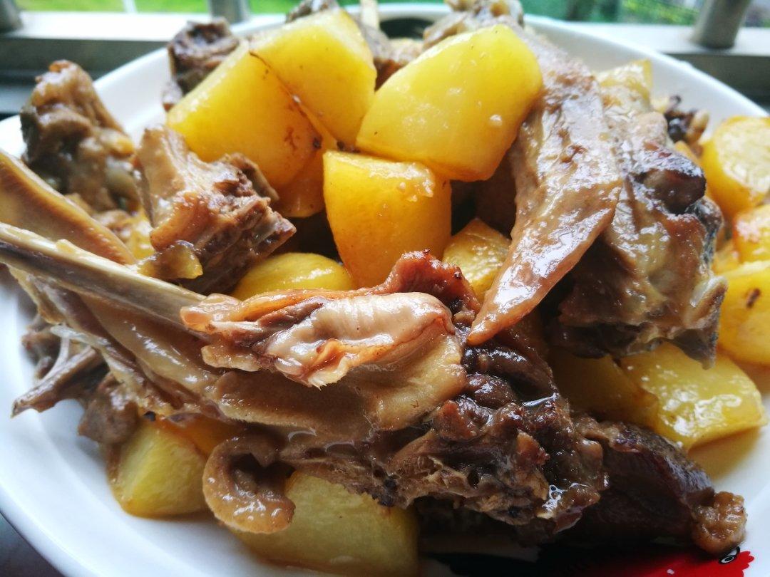 家常土豆烧鸭腿