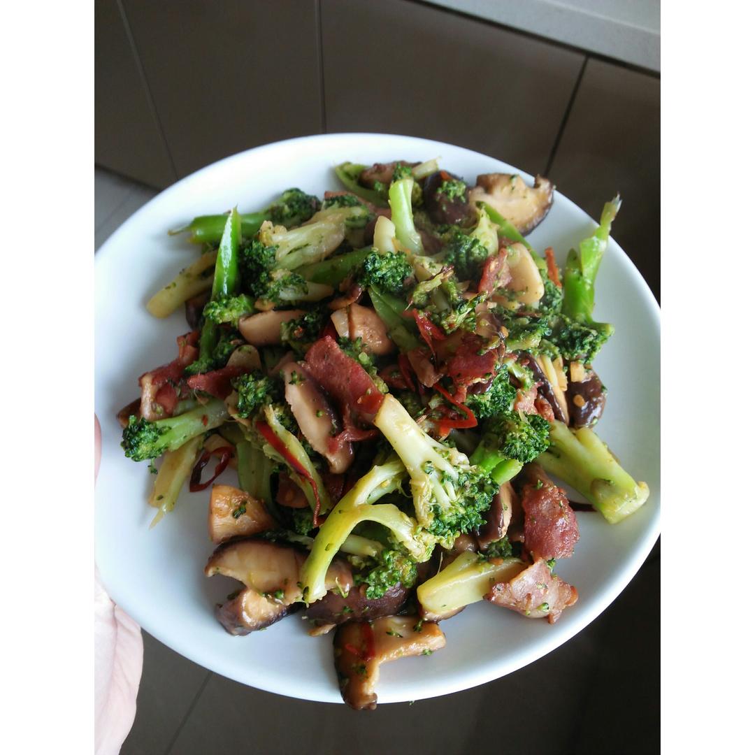 西兰花香菇炒培根