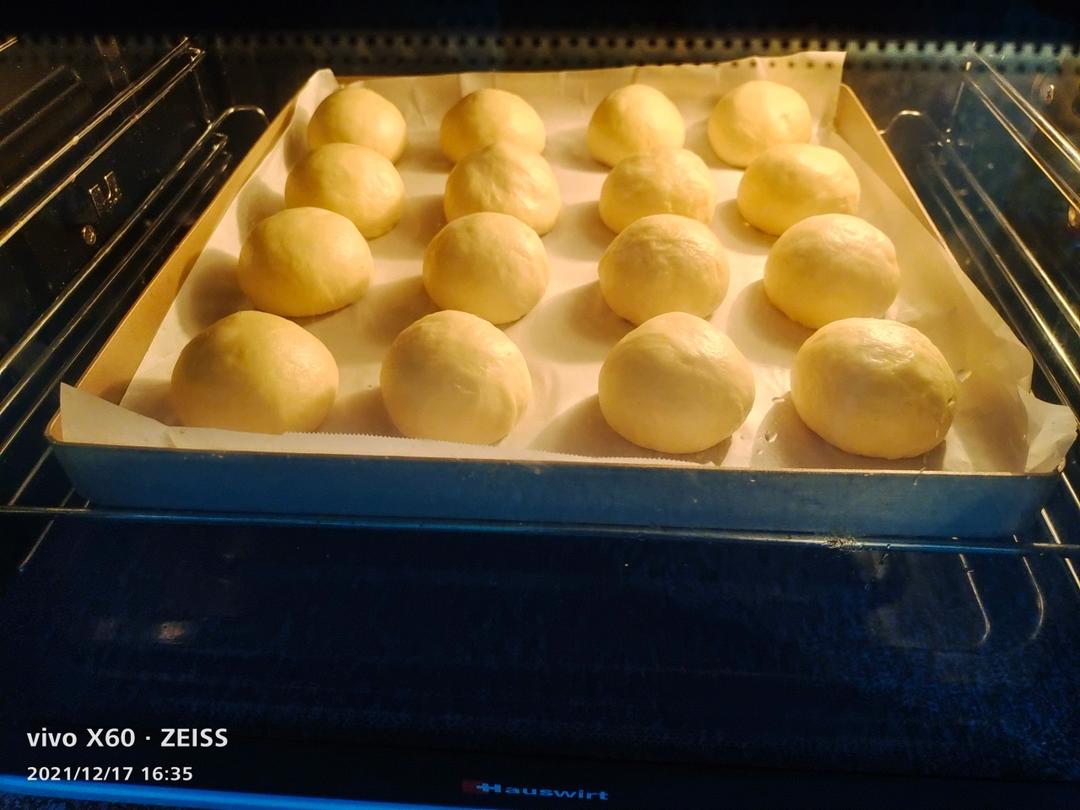 椰蓉小餐包。柔软拉丝，椰香浓郁