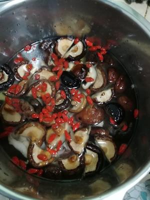 香菇炖鸡汤的做法 步骤5