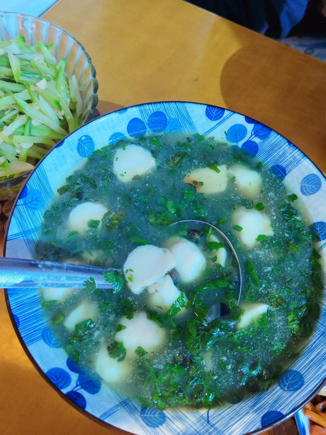 简单易学，清淡好喝～鱼丸鸡蛋菠菜汤